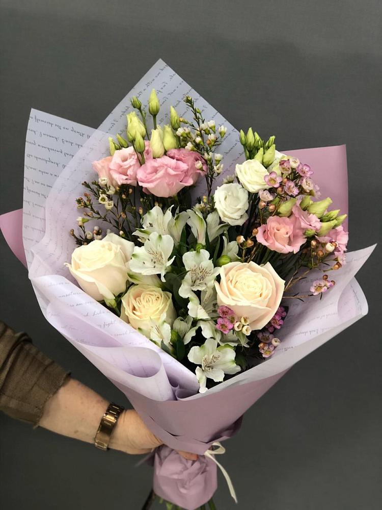 Букет цветов из: Альстромерии, Розы и Лизиантусы в Мекенской