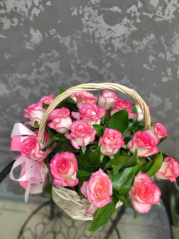 Цветочная композиция из Розы в корзине в Мекенской