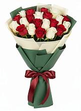 Букет Микс из красных и белых роз в Мекенской