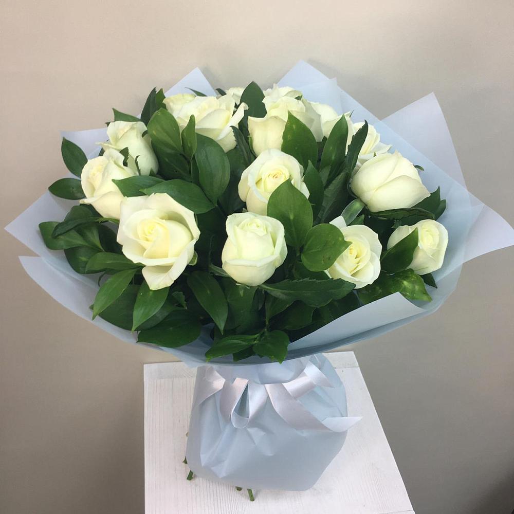 Букет 15 Белых роз Проуд в Мекенской