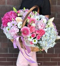 Композиция солнечный день в Мекенской Цветочная композиция из Розы, Хризантемы, Пионы и Лизиантусы в корзине в Мекенской