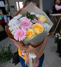 Букет цветов из:  Герберы, Розы и Хризантемы в Мекенской