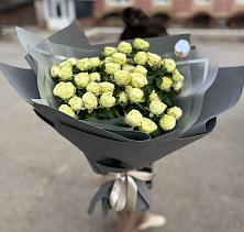 Букет Белые кустовые розы Солинеро в Мекенской
