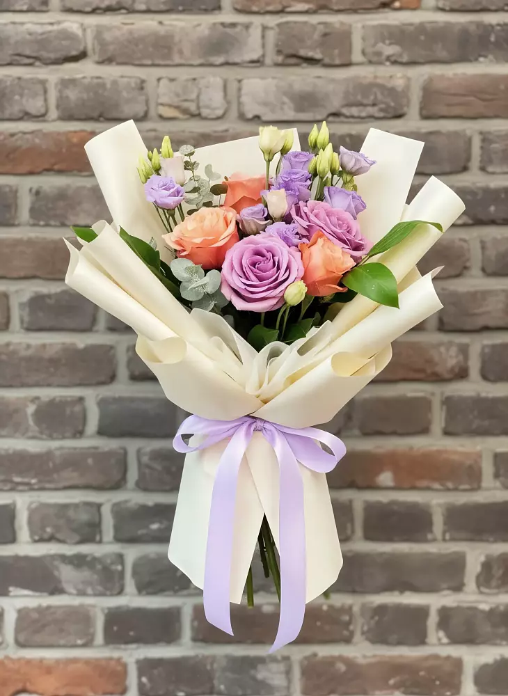 Букет цветов из: Лизиантусы и Розы в Мекенской