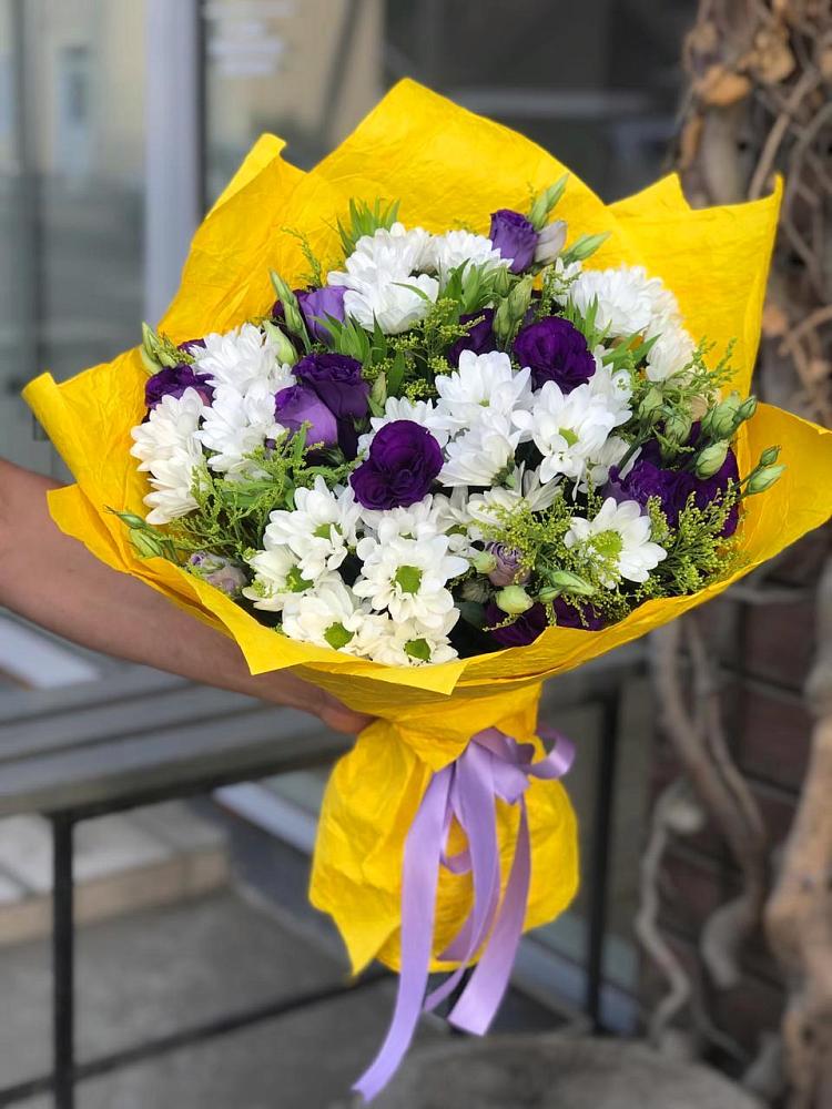 Букет цветов из: Ирисы, Хризантемы и Ромашки в Мекенской