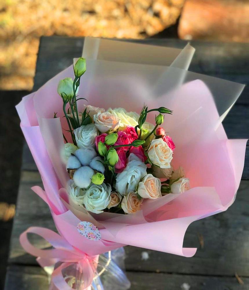 Букет цветов из: Розы и Лизиантусы в Мекенской