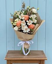 Букет цветов из:  Альстромерии, Лизиантусы, Розы и Хризантемы в Мекенской