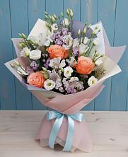 Букет цветов из:  Лизиантусы, Розы, Альстромерии и Гипсофила в Мекенской