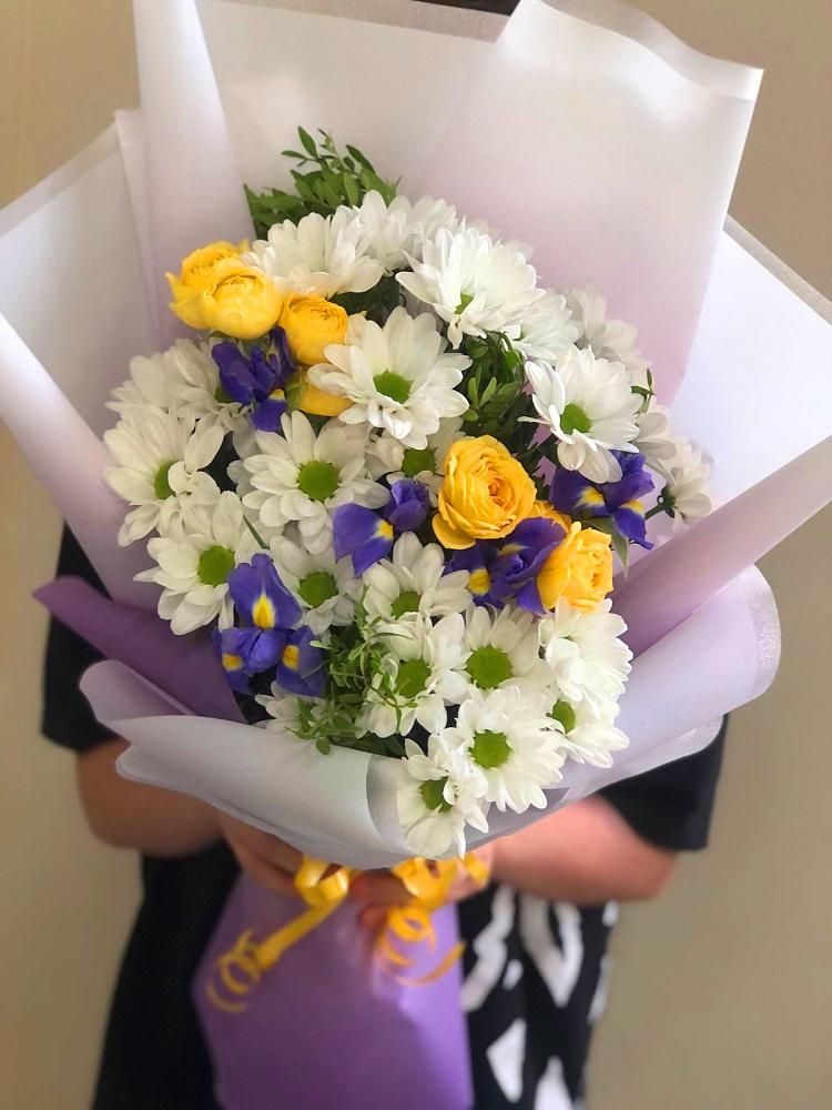 Букет цветов из: Ирисы, Хризантемы и Розы в Мекенской