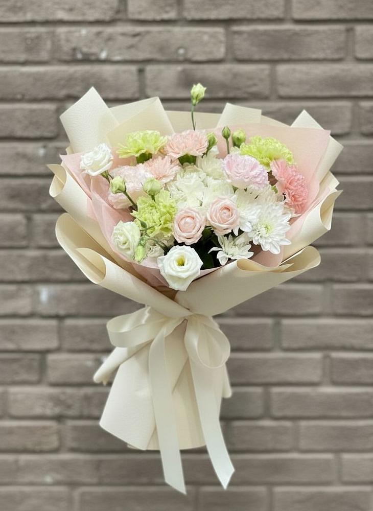 Букет цветов из: Гвоздики, Розы, Лизиантусы и Хризантемы в Мекенской