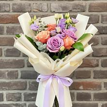 Букет цветов из:  Лизиантусы и Розы в Мекенской
