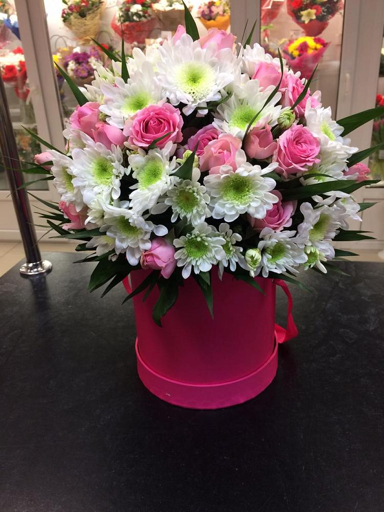 Цветочная композиция из Розы и Хризантемы в шляпной коробке в Мекенской