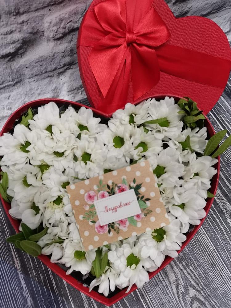 Цветочная композиция из Хризантемы в виде сердца в Мекенской