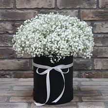 Цветочная композиция из Гипсофила в шляпной коробке в Мекенской
