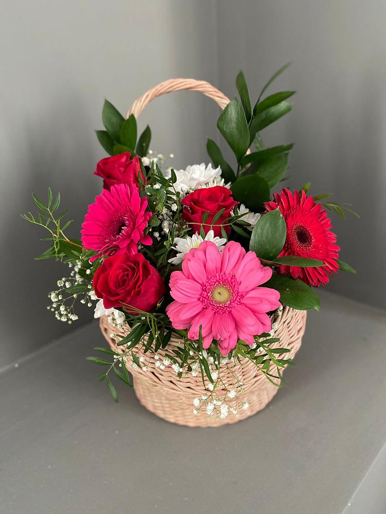 Цветочная композиция из Розы, Хризантемы и Герберы в корзине в Мекенской