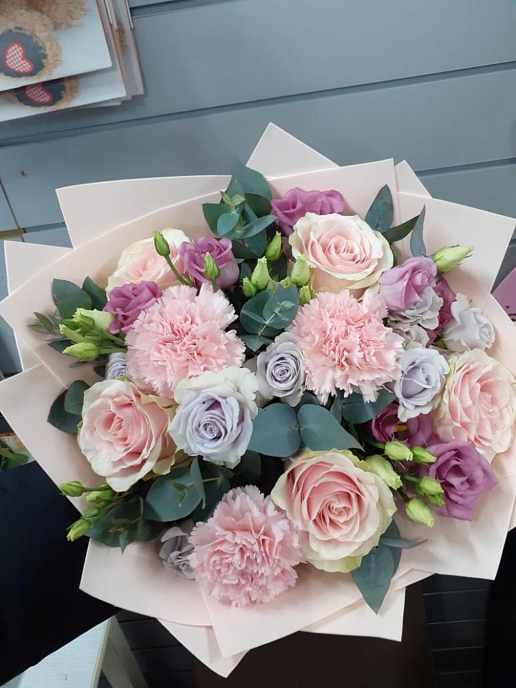 Букет цветов из: Розы, Гвоздики и Лизиантусы в Мекенской