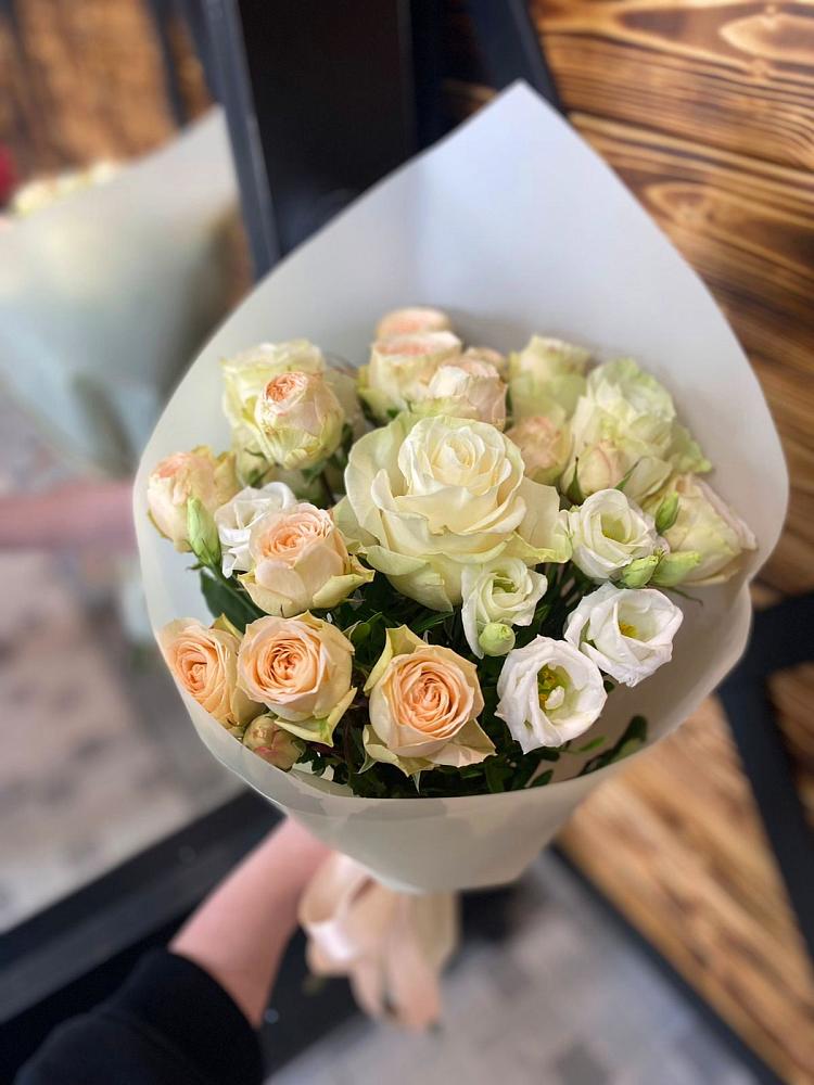 Букет цветов из: Розы и Лизиантусы в Мекенской